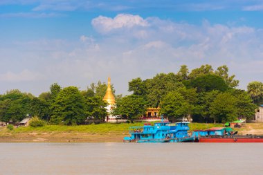 Mandalay, Myanmar - 1 Aralık 2016: tekne Irrawaddy, Burma Nehri yakınındaki mavi. Metin için yer kopyalayın.