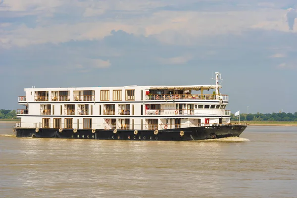 Turistická loď na řeky Irrawaddy, Mandalay, Myanmar, Barma. Kopírovat prostor pro text. — Stock fotografie