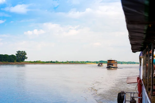 Turistické lodě na Irrawaddy řeka, Mandalay, Myanmar, Barma. Kopírovat prostor pro text. — Stock fotografie