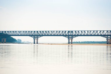 Irrawaddy Nehri Mandalay, Myanmar, Burma'daki çelik köprü. Metin için yer kopyalayın.