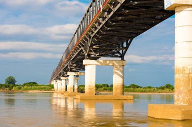 Irrawaddy Nehri Mandalay, Myanmar, Burma'daki çelik köprü. Metin için yer kopyalayın.