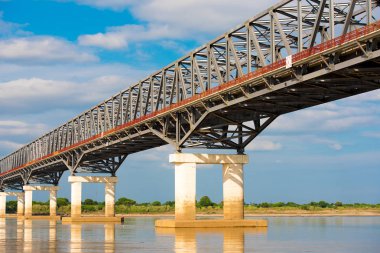 Irrawaddy Nehri Mandalay, Myanmar, Burma'daki çelik köprü. Metin için yer kopyalayın.