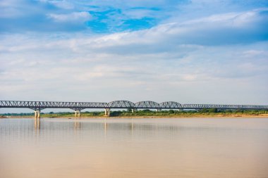 Irrawaddy Nehri Mandalay, Myanmar, Burma'daki çelik köprü. Metin için yer kopyalayın.