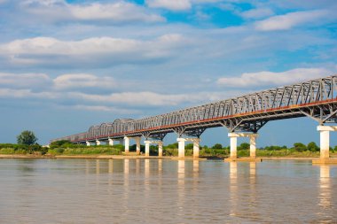 Irrawaddy Nehri Mandalay, Myanmar, Burma'daki çelik köprü. Metin için yer kopyalayın.