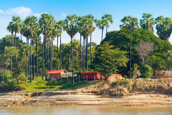 이라와디 강 이라와디만 달 레이, 미얀마, 버마에 마을. 텍스트를 위한 공간 복사. — 스톡 사진