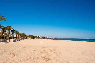 Sandy beach L'Hospitalet de l'Infant, Tarragona, Catalunya, İspanya. Metin için yer kopyalayın.