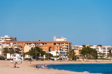 Miami Platja, İspanya - 24 Nisan 2017: Kum plaj. Metin için yer kopyalayın.