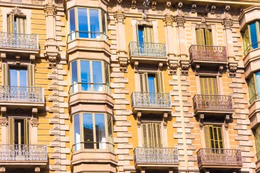 Barcelona, İspanya - 16 Şubat 2017: Balkon ile konut bir binanın duvarına sarıdır.