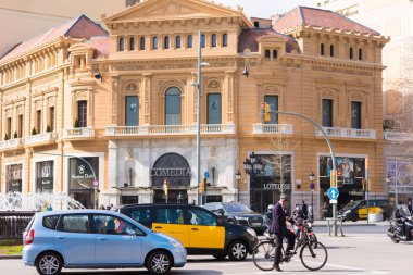 Barcelona, İspanya - 16 Şubat 2017: İspanyolca street, yoğun trafik.
