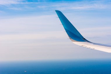 Barcelona, İspanya - 20 Ağustos 2016: Kanat bir yolcu uçağı, mavi gökyüzü ve bulutlar. Metin için yer kopyalayın.