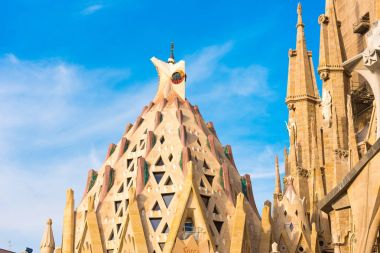 Barcelona, İspanya - 16 Şubat 2017: Sagrada Familia Katedrali. Antonio Gaudi ünlü projesi. Yakın çekim. Metin için yer kopyalayın.