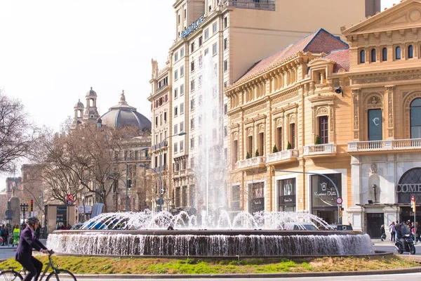 Barcelona, Hiszpania - 16 lutego 2017: Miejskie fontanny. Kopiować miejsca na tekst. — Zdjęcie stockowe