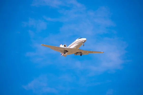 Barcelona, İspanya - 20 Ağustos 2016: Özel Sxo-Sc mavi gökyüzünde jet. Metin için yer kopyalayın. — Stok fotoğraf