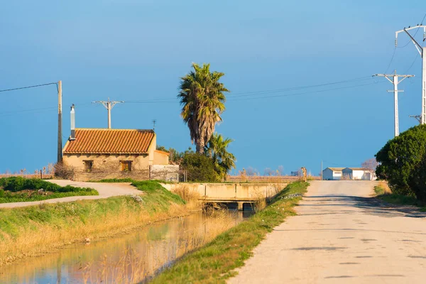 Landschap. Huis in de Ebro Delta, Tarragona, Catalonië, Spanje. Kopiëren van ruimte. — Stockfoto