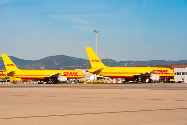 BARCELONA, ESPANHA - AGOSTO 20, 2016: Aviões de carga amarela Boeing 757 da empresa de correio logístico DHL. Espaço de cópia para texto . — Fotografia de Stock