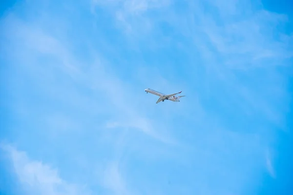 БАРСЕЛОНА, ИСПАНИЯ - 20 августа 2016 года: Air Nostrum Aircraft in the Sky. Копирование текста . — стоковое фото