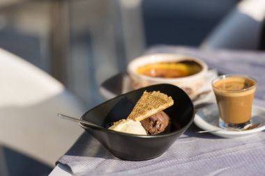 Dondurma ve kahve ile waffle. İspanyol tatlı.