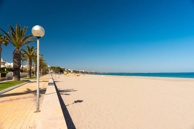 Sandy beach L'Hospitalet de l'Infant, Tarragona, Catalunya, İspanya. Metin için yer kopyalayın.