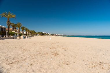 Sandy beach L'Hospitalet de l'Infant, Tarragona, Catalunya, İspanya. Metin için yer kopyalayın.