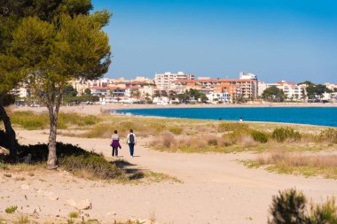 Miami Platja, İspanya - 24 Nisan 2017: Kum plaj. Metin için yer kopyalayın.
