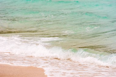 Okyanus dalgaları sahilde Pattaya, Tayland. Yakın çekim.