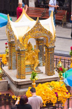 Bangkok, Tayland - 28 Kasım 2016: Dört Brahma heykeli. Dikey.