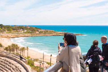 Tarragona, İspanya - 1 Mayıs 2017: Roma Amfi Tiyatro turist fotoğraf. Metin için yer kopyalayın.