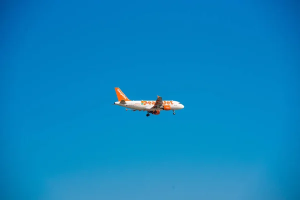 Barcelona, İspanya - 20 Ağustos 2016: Easyjet uçak gökyüzünde. Metin için yer kopyalayın. Üzerinde mavi arka plan izole. — Stok fotoğraf