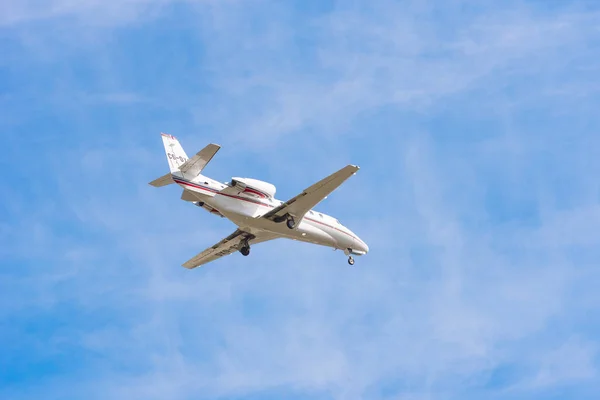 Barcelona, İspanya - 20 Ağustos 2016: Özel Sxo-Sc mavi gökyüzünde jet. Metin için yer kopyalayın. — Stok fotoğraf
