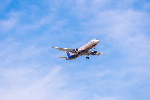 BARCELONA, SPAIN - AUGUST 20, 2016: Aeroflot plain on final approach  in Barcelona. Copy space for text. — Stock Photo, Image