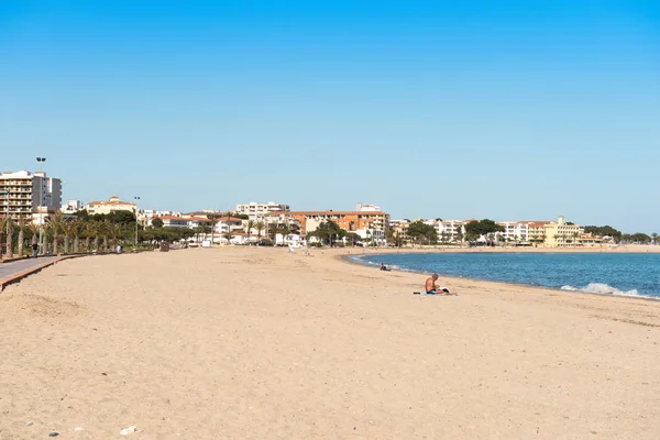 L'Hospitalet De l'Infant, Spanje - 24 April 2017: zandstrand. Ruimte voor tekst kopiëren. — Stockfoto