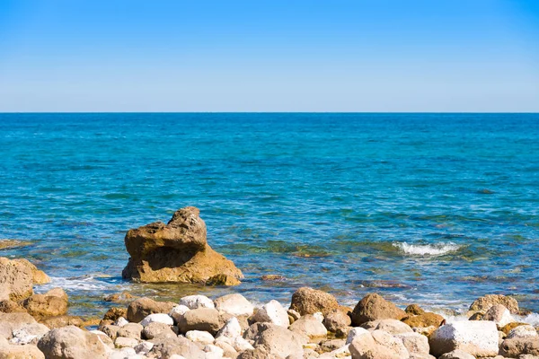 海滩景观。位于西班牙加泰罗尼亚的加拉戈纳迈阿密广场的石头海滩。复制文本的空间. — 图库照片