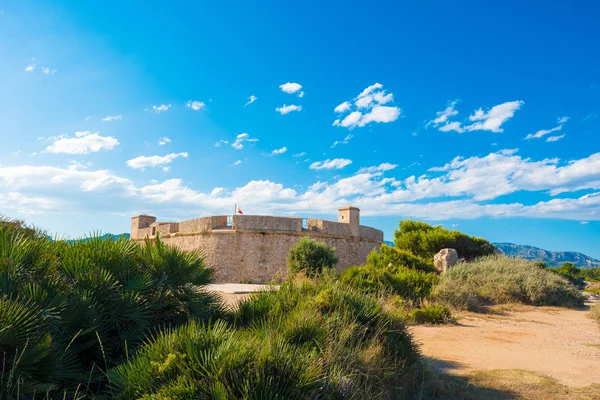 Вид на крепость Сан-Жорди-де-Алфама в Аметле-де-Мар, Испания. Пространство для текста. Копирование пространства . — стоковое фото