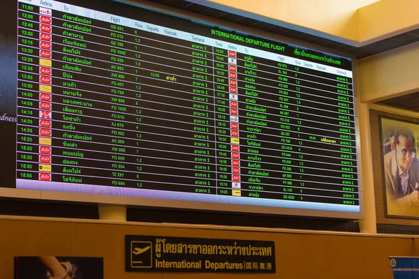 Бангкок, Таиланд - 28 ноября 2016 года: расписание рейсов на тайском языке в аэропорту Бангкока. Международный рейс . — стоковое фото
