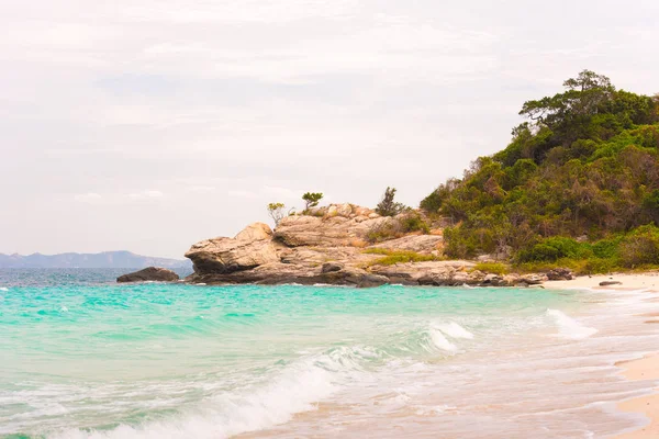 美丽的热带海滩，清澈碧绿的水与悬崖，芭堤雅，泰国。在海滩上的海浪。复制文本的空间. — 图库照片