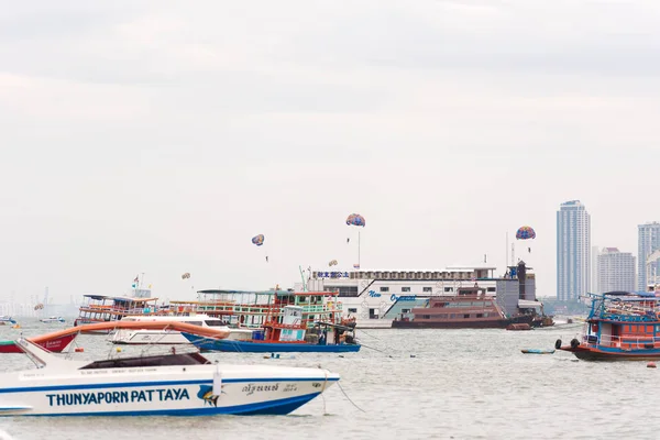 Pattaya, Thajsko - 4 ledna 2017: Městské krajiny. Pohled na přístav a město. Kopírovat prostor pro text. — Stock fotografie