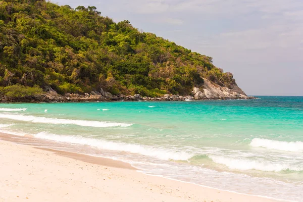 美丽的热带海滩，清澈碧绿的水与悬崖，芭堤雅，泰国。在海滩上的海浪。复制空间. — 图库照片
