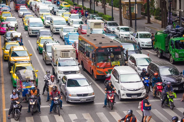 Бангкок, Таиланд - 28 ноября 2016 года: Транспортные средства (мотоцикл, автобус, автомобиль и такси) ждут зеленого света на перекрестке с пешеходным переходом на городской дороге . — стоковое фото