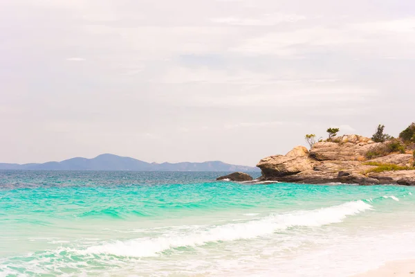 美丽的热带海滩，清澈碧绿的水与悬崖，芭堤雅，泰国。在海滩上的海浪。复制文本的空间. — 图库照片