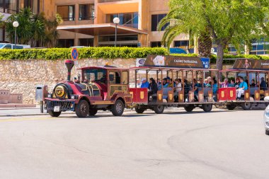 Tarragona, İspanya - 1 Mayıs 2017: Gezi buharlı lokomotif. Turistler bir yürüyüş. Kopya alanı.