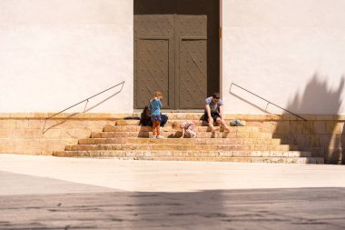 Tarragona, İspanya - 1 Mayıs 2017: Çocuklar kapının yanında merdivenlerde. Metin için yer kopyalayın.
