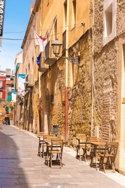 Tarragona, İspanya - 1 Mayıs 2017: Tarihi kentin güzel sokak. Dikey.