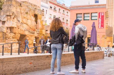 Tarragona, İspanya - 1 Mayıs 2017: Erkek ve kadın bir Avrupa şehirde bir yolda.