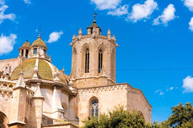 Tarragona, İspanya - 1 Mayıs 2017: Tarragona Cathedral (Katolik Katedrali) güneşli bir günde. Metin için yer kopyalayın.