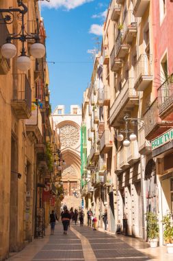 Tarragona, İspanya - 1 Mayıs 2017: Katedrali (Katolik Katedrali) önde gelen sokak. Avrupa sokak. Dikey.