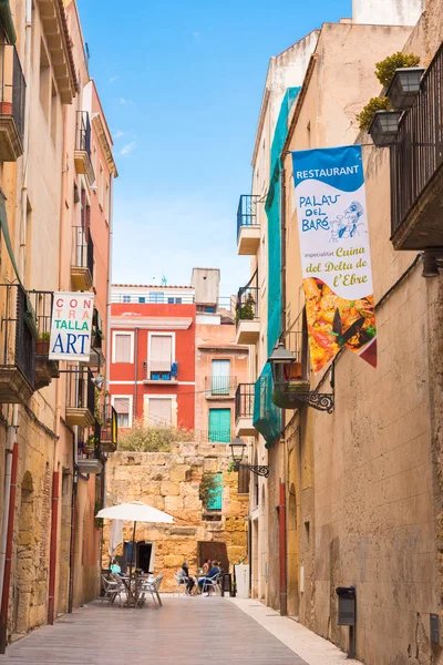 Tarragona, Ισπανία - 1 Μαΐου 2017: Πολύχρωμα δρομάκια της παλιάς πόλης. Κάθετη. — Φωτογραφία Αρχείου