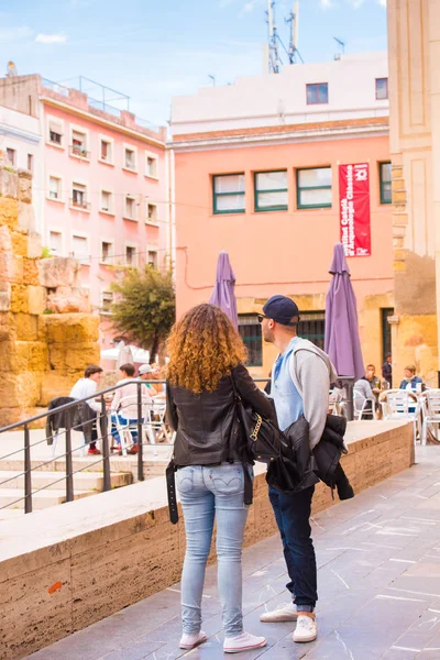 TARRAGONA, SPAIN MAY 1, 2017: Мужчина и женщина на прогулке в европейском городе. Вертикаль . — стоковое фото