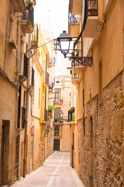 TARRAGONA, SPAIN - MAY 1, 2017: The streets of the European city. Vertical. — Stock Photo, Image