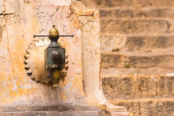 TARRAGONA, ESPAGNE - 1er MAI 2017 : Antiquité du robinet d'eau. Gros plan . — Photo