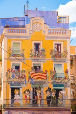 Tarragona, İspanya - 1 Mayıs 2017: Editör fotoğrafları evde Tarragona sahte bir boyalı cephe ile. Dikey.